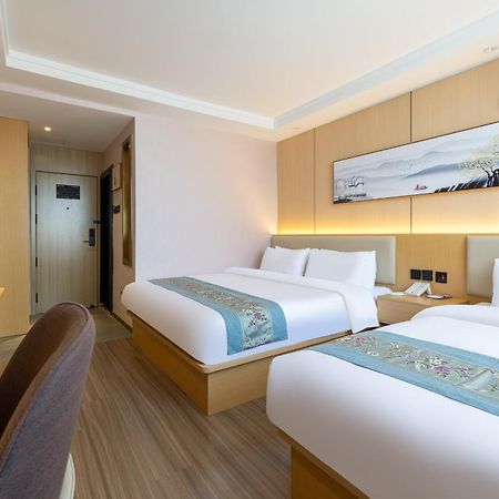 East Sacred Hotel--Very Near Beijing Tiananmen Square ,The Forbidden City,The Temple Of Heaven ,3 Minutes' Walk To Wangfujing Subway ,Located In The Center Of Beijing, Many Shopping Malls Around,Newly Renovated Hotel-Able To Receive Foreign Guests Exterior foto