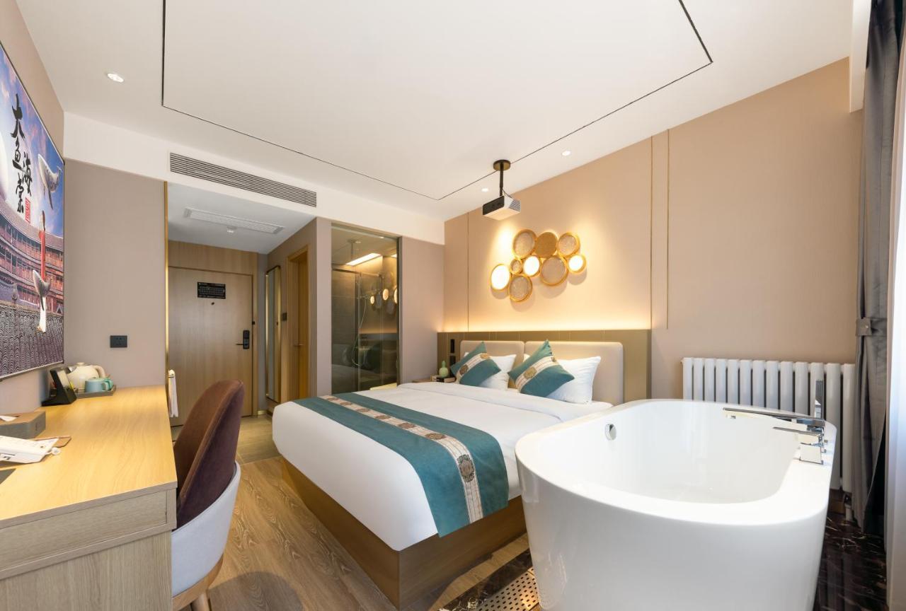 East Sacred Hotel--Very Near Beijing Tiananmen Square ,The Forbidden City,The Temple Of Heaven ,3 Minutes' Walk To Wangfujing Subway ,Located In The Center Of Beijing, Many Shopping Malls Around,Newly Renovated Hotel-Able To Receive Foreign Guests Exterior foto Deluxe Room