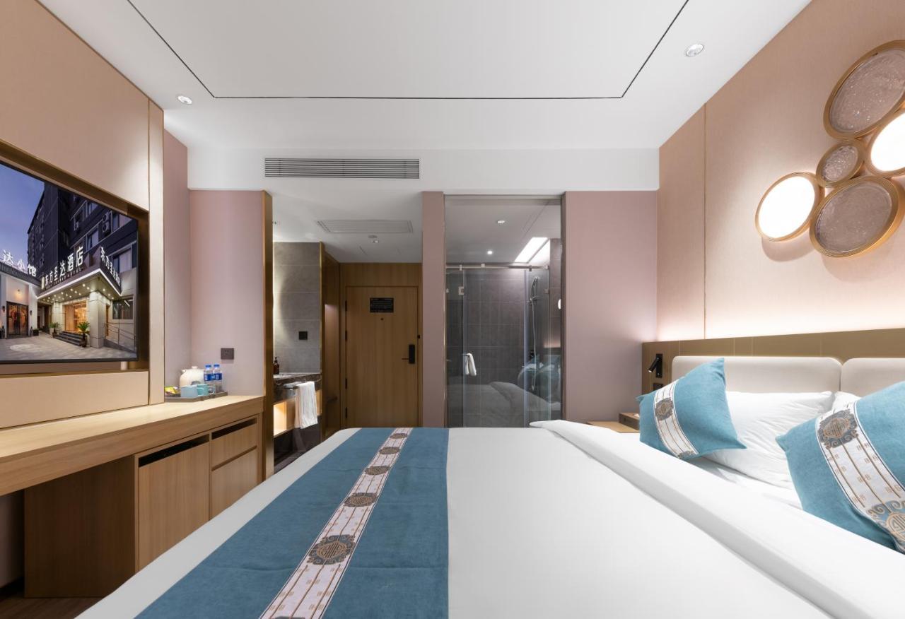 East Sacred Hotel--Very Near Beijing Tiananmen Square ,The Forbidden City,The Temple Of Heaven ,3 Minutes' Walk To Wangfujing Subway ,Located In The Center Of Beijing, Many Shopping Malls Around,Newly Renovated Hotel-Able To Receive Foreign Guests Exterior foto Deluxe room