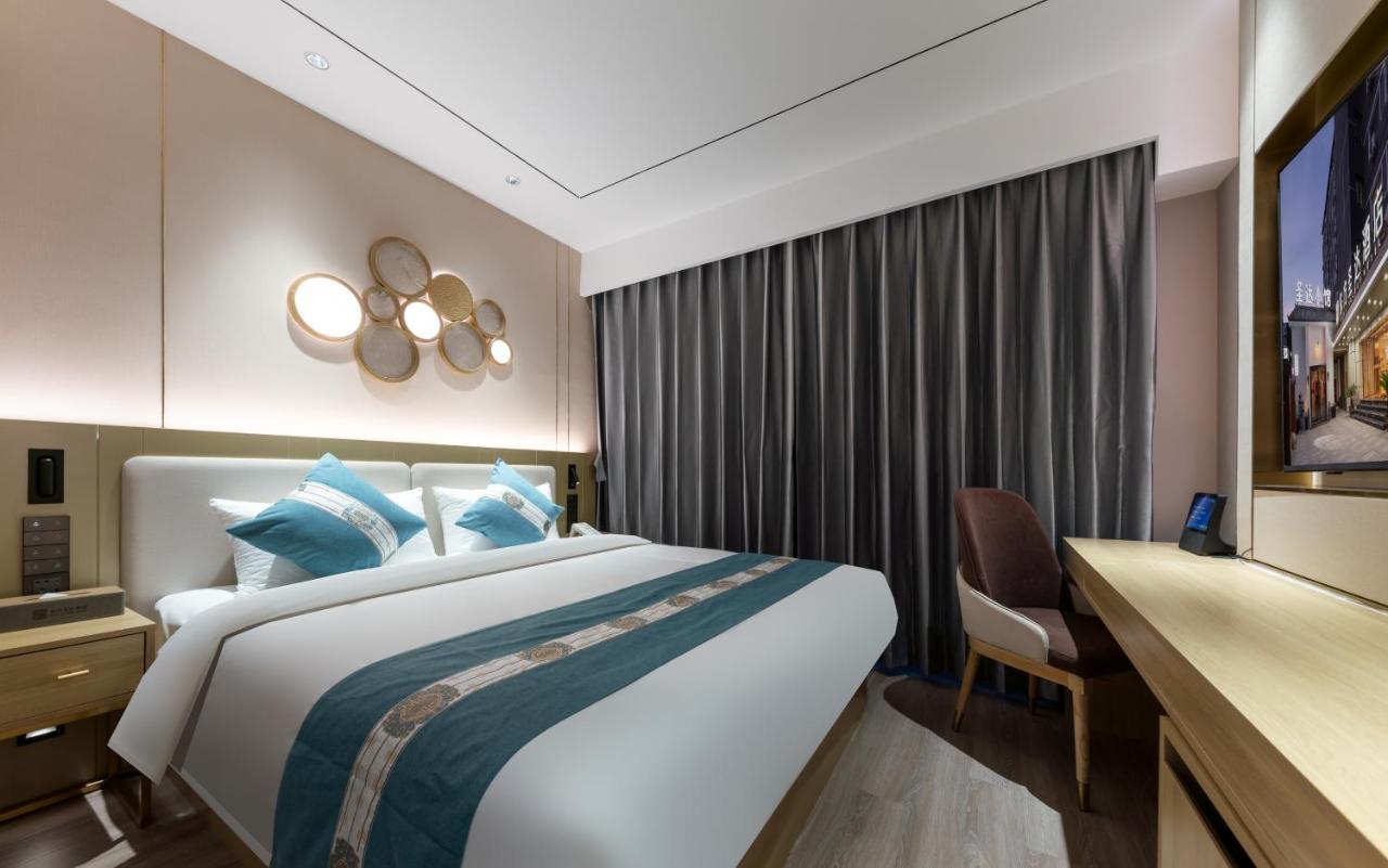 East Sacred Hotel--Very Near Beijing Tiananmen Square ,The Forbidden City,The Temple Of Heaven ,3 Minutes' Walk To Wangfujing Subway ,Located In The Center Of Beijing, Many Shopping Malls Around,Newly Renovated Hotel-Able To Receive Foreign Guests Exterior foto A bedroom in the hotel