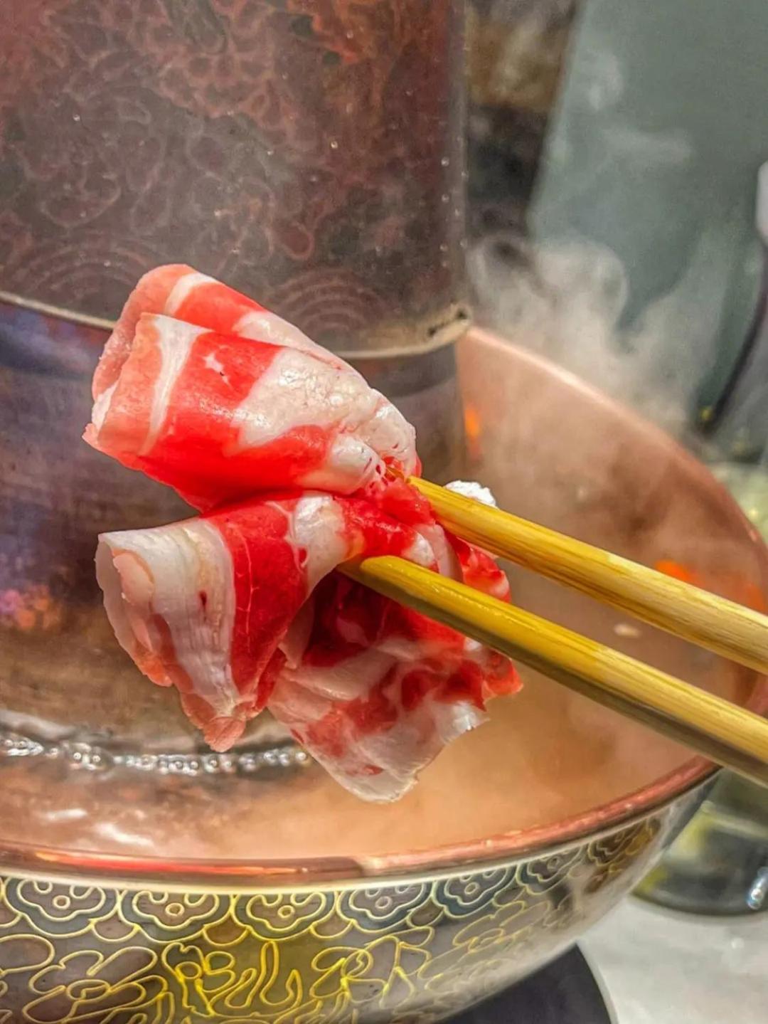 East Sacred Hotel--Very Near Beijing Tiananmen Square ,The Forbidden City,The Temple Of Heaven ,3 Minutes' Walk To Wangfujing Subway ,Located In The Center Of Beijing, Many Shopping Malls Around,Newly Renovated Hotel-Able To Receive Foreign Guests Exterior foto Marinated lamb