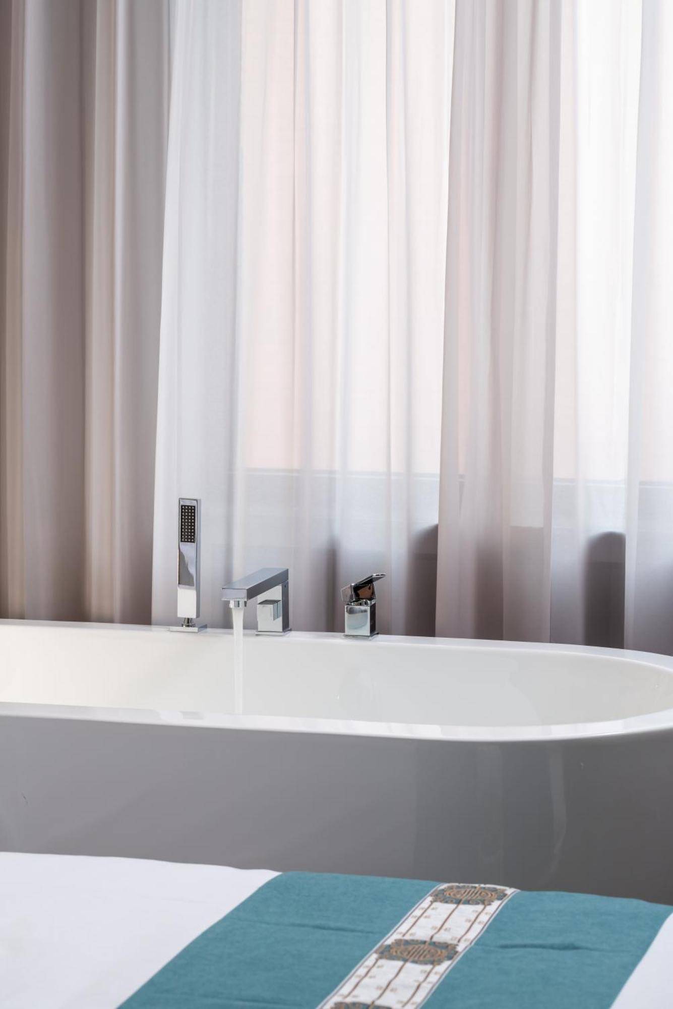 East Sacred Hotel--Very Near Beijing Tiananmen Square ,The Forbidden City,The Temple Of Heaven ,3 Minutes' Walk To Wangfujing Subway ,Located In The Center Of Beijing, Many Shopping Malls Around,Newly Renovated Hotel-Able To Receive Foreign Guests Exterior foto A shower curtain