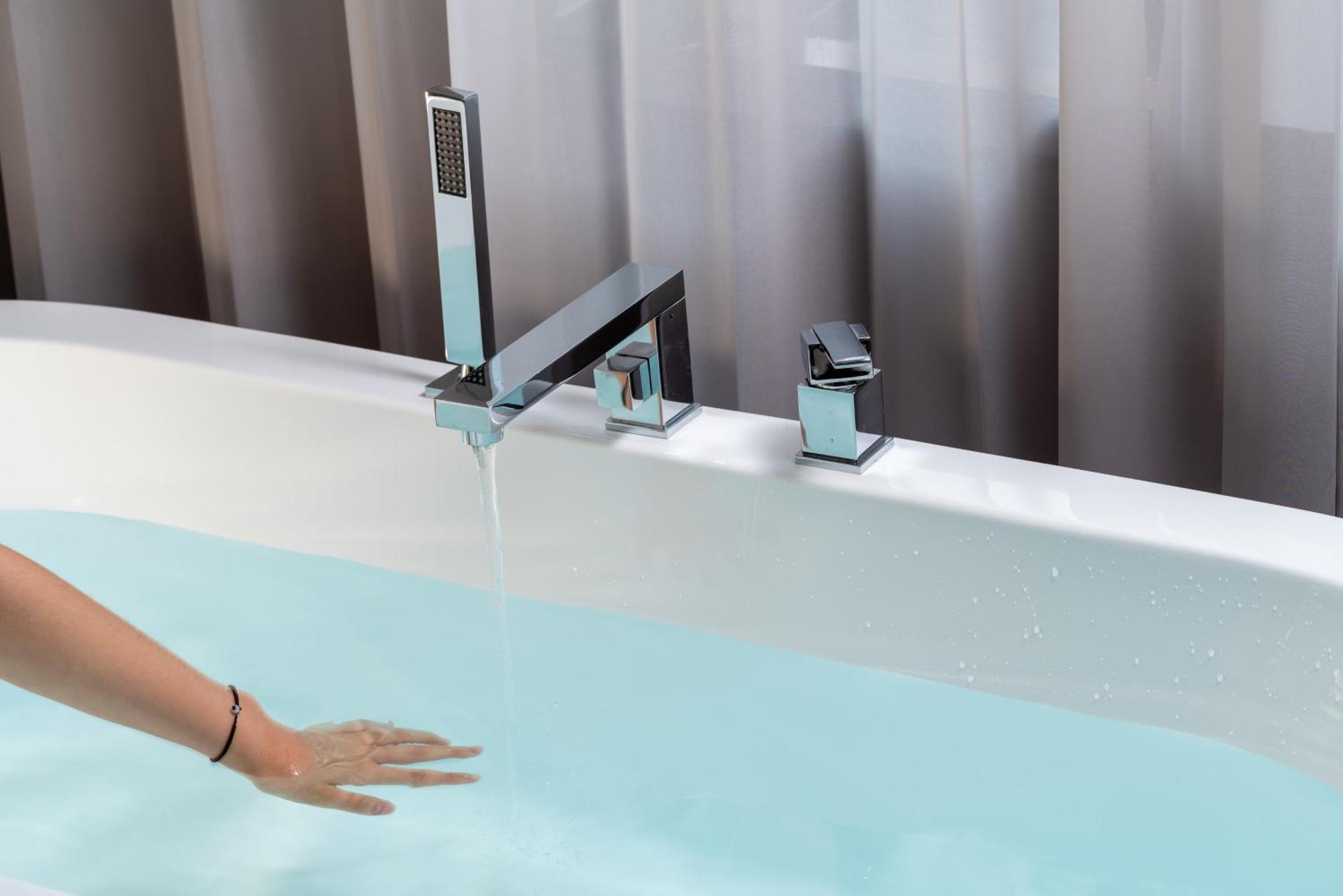East Sacred Hotel--Very Near Beijing Tiananmen Square ,The Forbidden City,The Temple Of Heaven ,3 Minutes' Walk To Wangfujing Subway ,Located In The Center Of Beijing, Many Shopping Malls Around,Newly Renovated Hotel-Able To Receive Foreign Guests Exterior foto A modern bathtub faucet